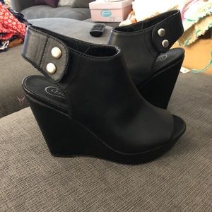 Black wedges
